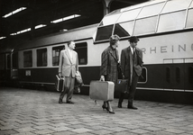 169788 Afbeelding van treinreizigers op het perron van het N.S.-station Amsterdam Amstel te Amsterdam, bij het ...
